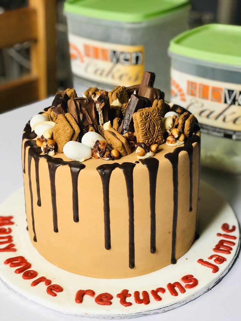 BlovenCakes's tweet photo. Chocolate cake with cookies and assortment ❤️s https://t.co/ke1gTOSREA
