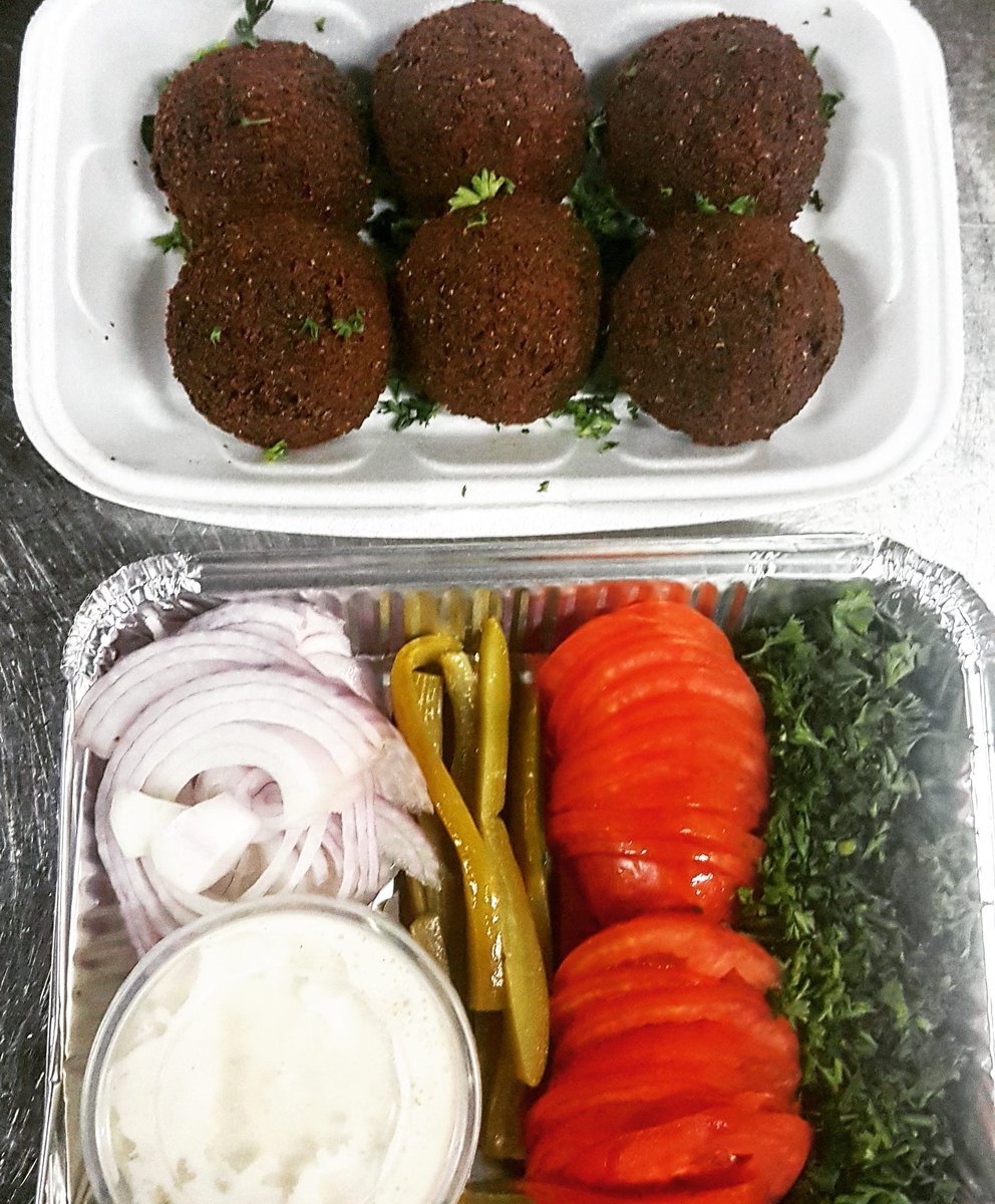 bar_zad's tweet photo. Falafels lunch order packed and ready . 6pcs with fresh veggies and our special sauce. Enjoy 😋
#veggiefood #falafels #healthyandgood #lunchideas #lunchboxdelivery #tastyveggiefood https://t.co/kInZ6bF0VJ