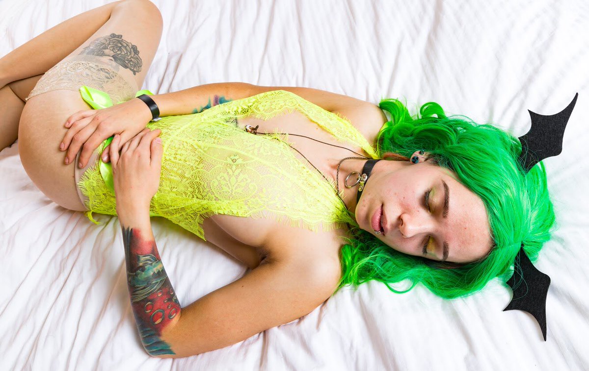 CourtofMonsters's tweet photo. A resting little fruitbat π₯π¦
Model- yourskittlelover
Photographer- tiedyetayla
#cosplay #cosplayer #cosplaybabe #tattoos #alternativegirl #hostclub #YLHC #yokuboulounge #yokuboulounge2020 #YLHostClub #fruitbats #fruitbat #cosplayphotography https://t.co/HGwGWk0wVv