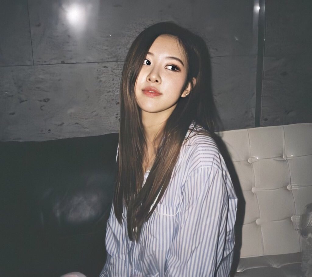 picturesrosie's tweet photo. she’s so cute look at her face🤧 https://t.co/v1isTXNWFm