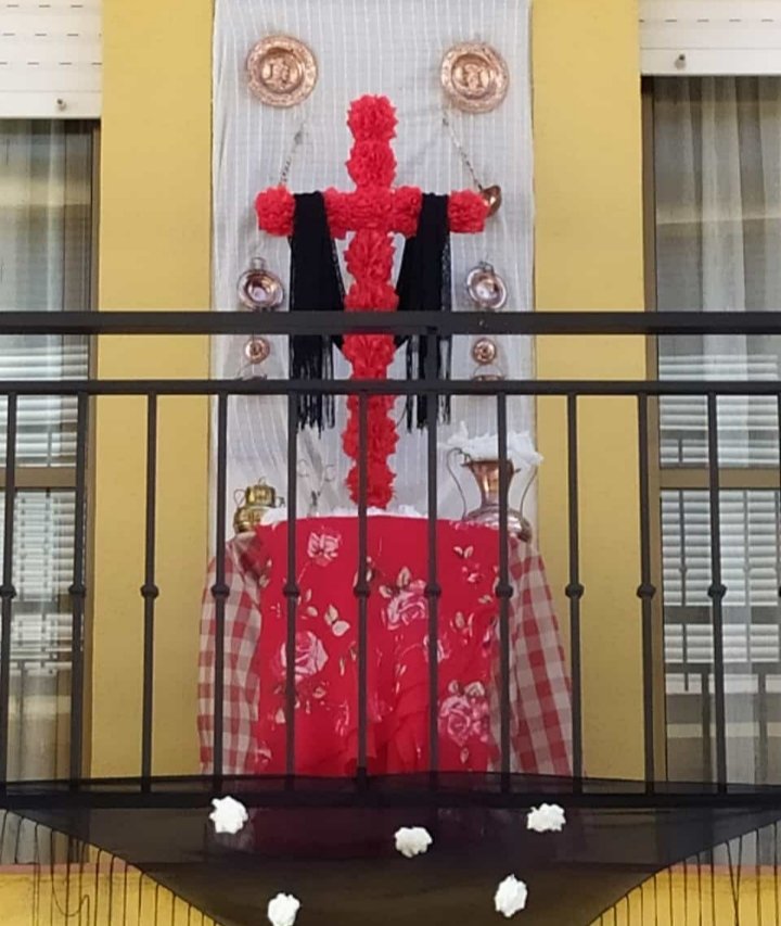 #Andalucía | Esta casa se prepara para el programa "Andalucía bajo Palio", a las 20 h, con <a href="/franchumlg/">Pakiño</a>, <a href="/mjvargas156/">M.J Vargas</a> y <a href="/AntonioVazBay98/">Antonio Vázquez Bayón.</a>.
Nos acompañan la Hdad de Ntra Sra de <a href="/belencoronada/">Hermandad de Nuestra Señora de Belén</a> de Palma del Río (Córdoba) y David Trujillo con la Cruz de Mayo según Motril (Granada).