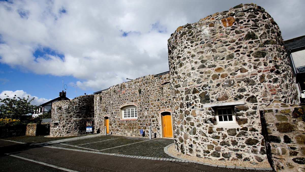 3.16/ White House. 1569. Originally believed to be a tall, square town house, turrets were added later. Served as a residence until 1840, then as a stable & barn. By 1923 it was a derelict shell. Since restored and gifted to local council, open by appointment for tours & meetings