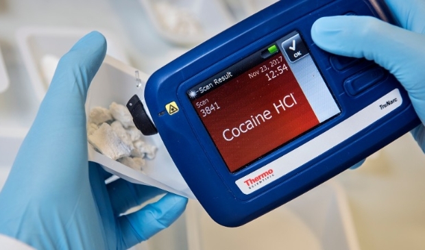 Politie houdt dealers aan met bijna honderd bolletjes harddrugs in bh [AMERSFOORT] Op de Meridiaan werden woensdag 6 mei eind van de middag een man en een vrouw aangehouden in verband met het dealen van harddrugs. Een derde verdachte wist te ontsnappen.....