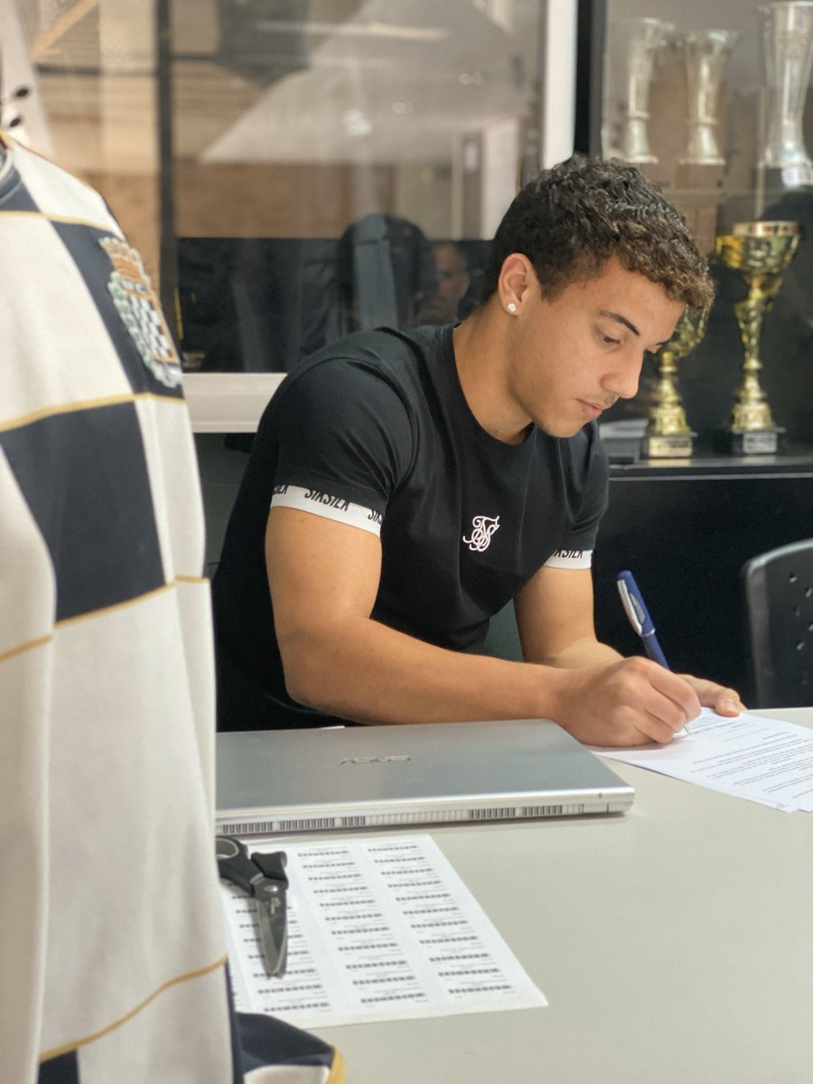 Footunited_Lda's tweet photo. Bernardo Silva renova com o Boavista FC até 2022 ✍️ ⚫️⚪️
#FootunitedPlayer https://t.co/5JLmuBC8lQ