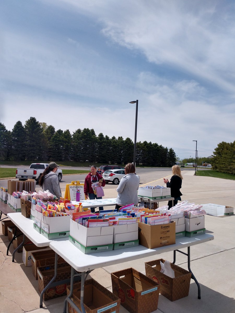 BroderiusAnne's tweet photo. It's learning bag day at West Elementary https://t.co/qiyewf2HV6