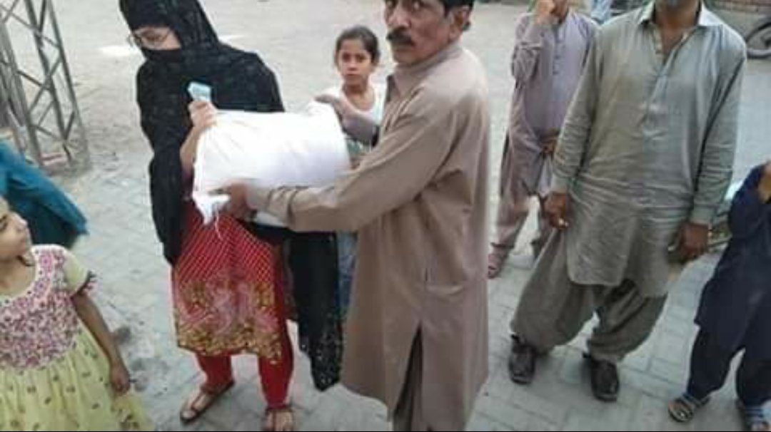 Mdomersoudagar's tweet photo. Do your charity only for sake of Allah, and be thankful. Allah has made you from the donors not from the beggars. And do not destroy your charity by clicking pictures while donating..🙏🏻

#helppoorwithrespect 
#Avoid_pics_while_donating https://t.co/4rgWvYquLG