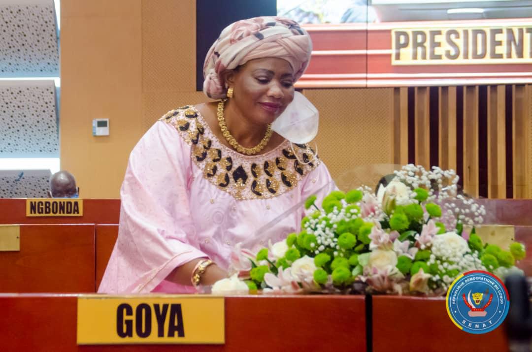 rkitsita's tweet photo. #RDC:Le Pdt du Sénat a présenté des excuses à la sénatrice B Goya. A son tour la Sénatrice s'est aussi excusée. "Je Prend acte de votre désolat° Mr Le Pdt au nom de ttes les sénatrices. Je vs présente mes excuses et vs promet que ce qui s'est passé avril ne se reproduira plus." https://t.co/e5C3BaCGqM