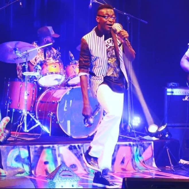 lasourcewataral's tweet photo. Sadrak pondi dit que les kolos vont lire l heure en chinois 
#on_arrive_avec_la_bonne_music_ngokomatique https://t.co/EVWhD9j1rD