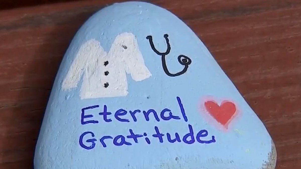 1055TheDove's tweet photo. How to "rock" someone's world with a kind gesture. Nice things for the kids to do?
#paintedrocks #Massachusetts #hospitalkindness #simplegesture COVID19 #quarantinekindness #NewtonWelleslyHospital #HannahMitchelson
https://t.co/ItLsfhyHTd https://t.co/zi9W1ADgWu