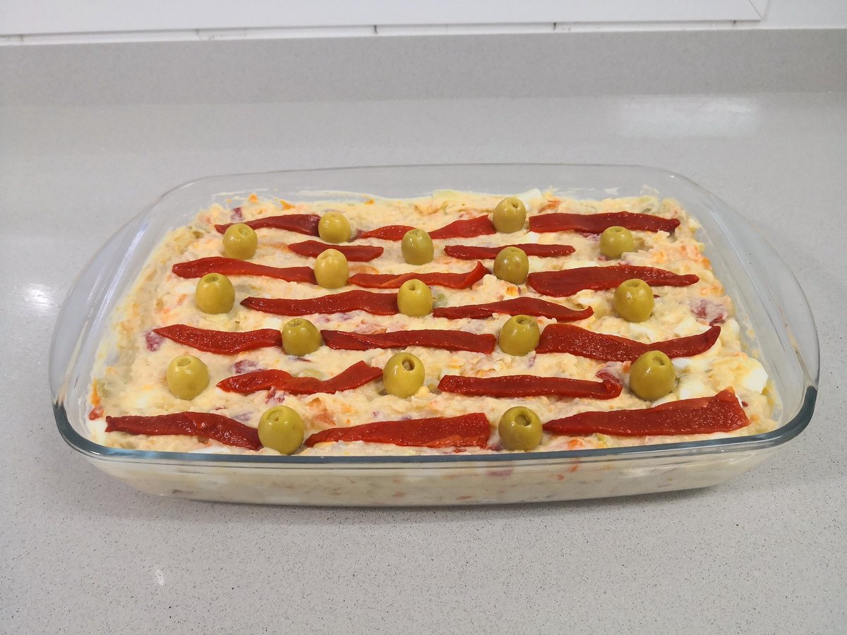 Feer94vg's tweet photo. Ensaladilla rusa: patatas, zanahorias, atún, huevo duro, aceitunas, pimiento rojo, sal y mayonesa.
#food #foodie #foodfantasy #foodporn #cocinero #cocinillas #apetito #cooking #cookingathome #cookingathomeisfun https://t.co/A8RNJHbJRc