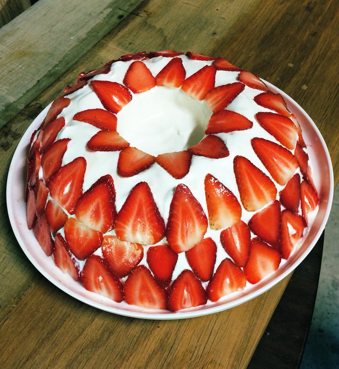 VJCooperArt's tweet photo. Cake? Yup...
Flowers ? Yes... 
Fright of your life turning back the cover on the compost heap and finding missy-hissy? Hell yes! https://t.co/YLgqx4v3wI