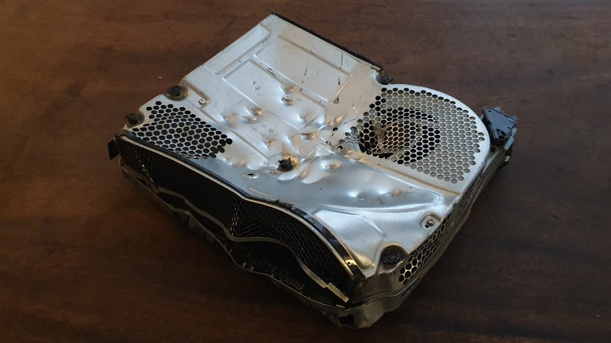 Overloaded_eu's tweet photo. I really love my Xbox One X 🤮🖕 RIP https://t.co/fjQj5ECtKk