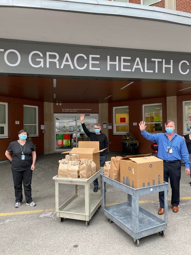 meals_TO_heal's tweet image. EXPANDING OUR NETWORK!!! ✨
First ever delivery to @TorontoGraceHC of 100 nutritious lunches from @KupfertKim and 1,000 masks courtesy of #brainchanges!!! 🥗😷💛 Link in bio to donate, show TO your support! 🙏
#MealsTOHeal #COVID #MasksForMeals