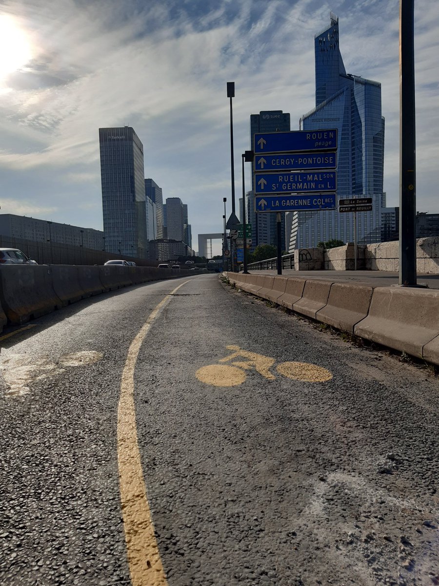 VeloIdF's tweet photo. Historique🎉: la plus grosse coupure cyclable d'@iledefrance, pour accéder au premier quartier d'affaires d'Europe, vient de tomber. 

Bravo👏 à l'État @Elisabeth_Borne pour ces #pistescyclablestemporaires sur le pont de Neuilly pour rejoindre @ParisLaDefense 🚴‍♀️🚧🚴‍♀️ https://t.co/PHNF1UVzAb