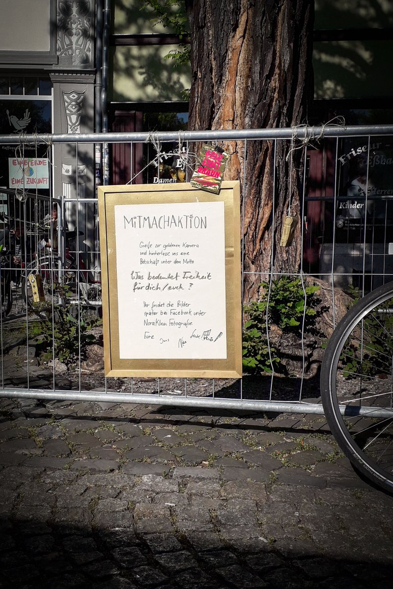 hello_nora's tweet photo. GOLD STATT BRAUN
Mitmachaktion!
Findet die goldenen Kameras am Café Hilgenfeld in Erfurt.

#goldenesbanderfurt
#goldstattbraun und #diebefreiungfeiern, #kunstbleibtviele https://t.co/A1aqQtsQFk