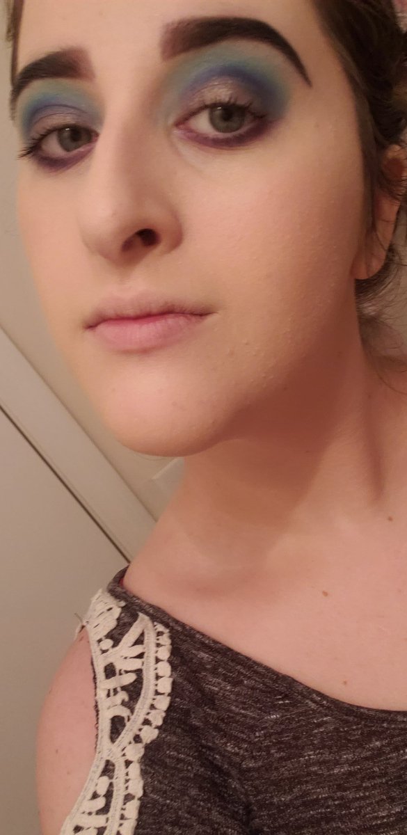 PrincessBrieMUA's tweet photo. Took some pics before I finished and some close ups after. It reminded me of a geode lol. https://t.co/A4Yvkxb6hR