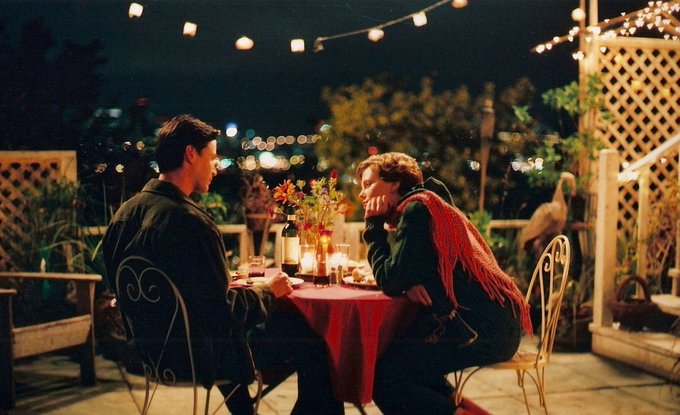 - Seni seviyorum.
+ Beni sevdiğine dair kanıt göster?
- Kanıt inancı öldürür. Eğer kanıt gösterirsem seni sevdiğimi bilirsin. Ben "seni sevdiğimi bilmeni" değil, "seni sevdiğime inanmanı" istiyorum..
+ Neden?
- Çünkü bilmek beyinle, inanmak kalple yapılan iştir.

🎬Sweet November