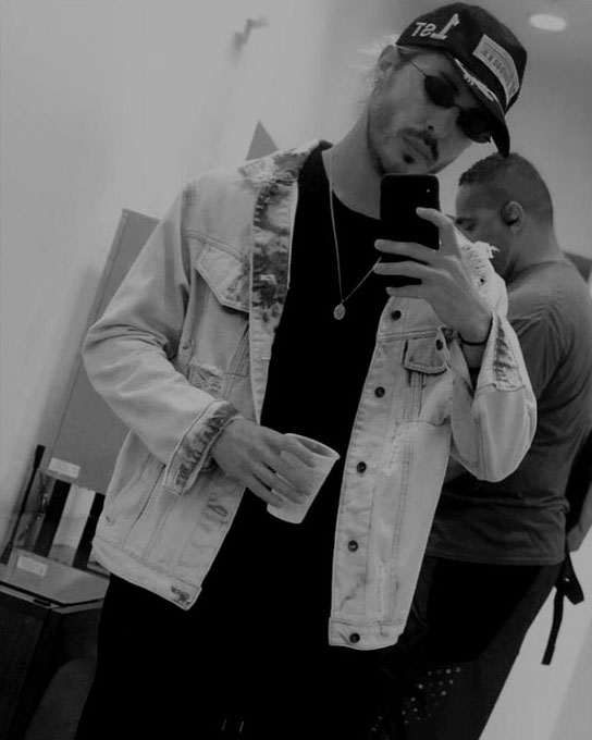 fragmentoscuro's tweet photo. ⠀
           La noche anterior me encontraba disfrutando del evento de Diamonds, en la cual estuve haciendo algunos tatuajes. Quiero agradecerle a mi amiga Aleski por permitirme hacer lo que tanto me gusta; me encanto ser parte una magnífica noche.
               #DiamondIsBack https://t.co/ZJQgWboTxH