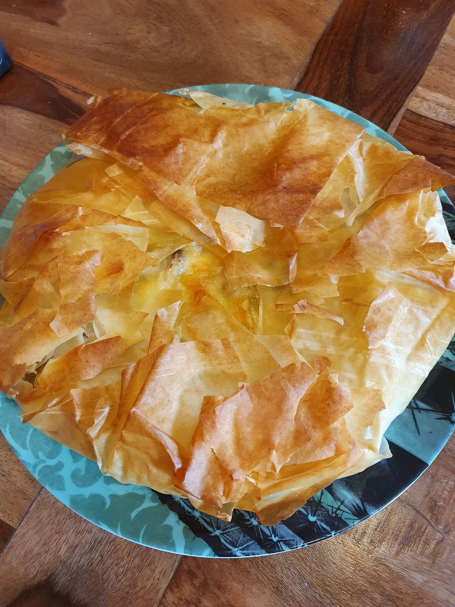 maxiloulette's tweet photo. @cyril_lignac @tousencuisine Tarte filo aux champignons mozza #onvaseregaler #miam #GourmandCroquant https://t.co/VeAP3v5yHa
