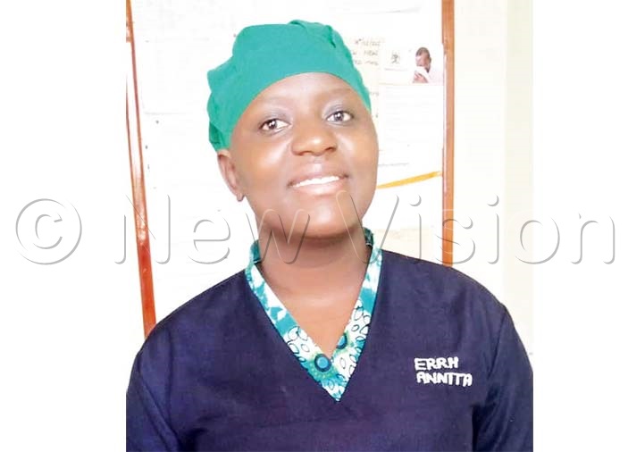 DianaAtwine's tweet image. Meet Annitah Nuwasiima (26 years), an intern nurse at Entebbe Hospital that first volunteered to work in the ward for COVID-19 patients’ at the time when the first positive case was announced.  She just dressed up and walked to the frontline. Read 👉bit.ly/2WAqlYH 👏👏