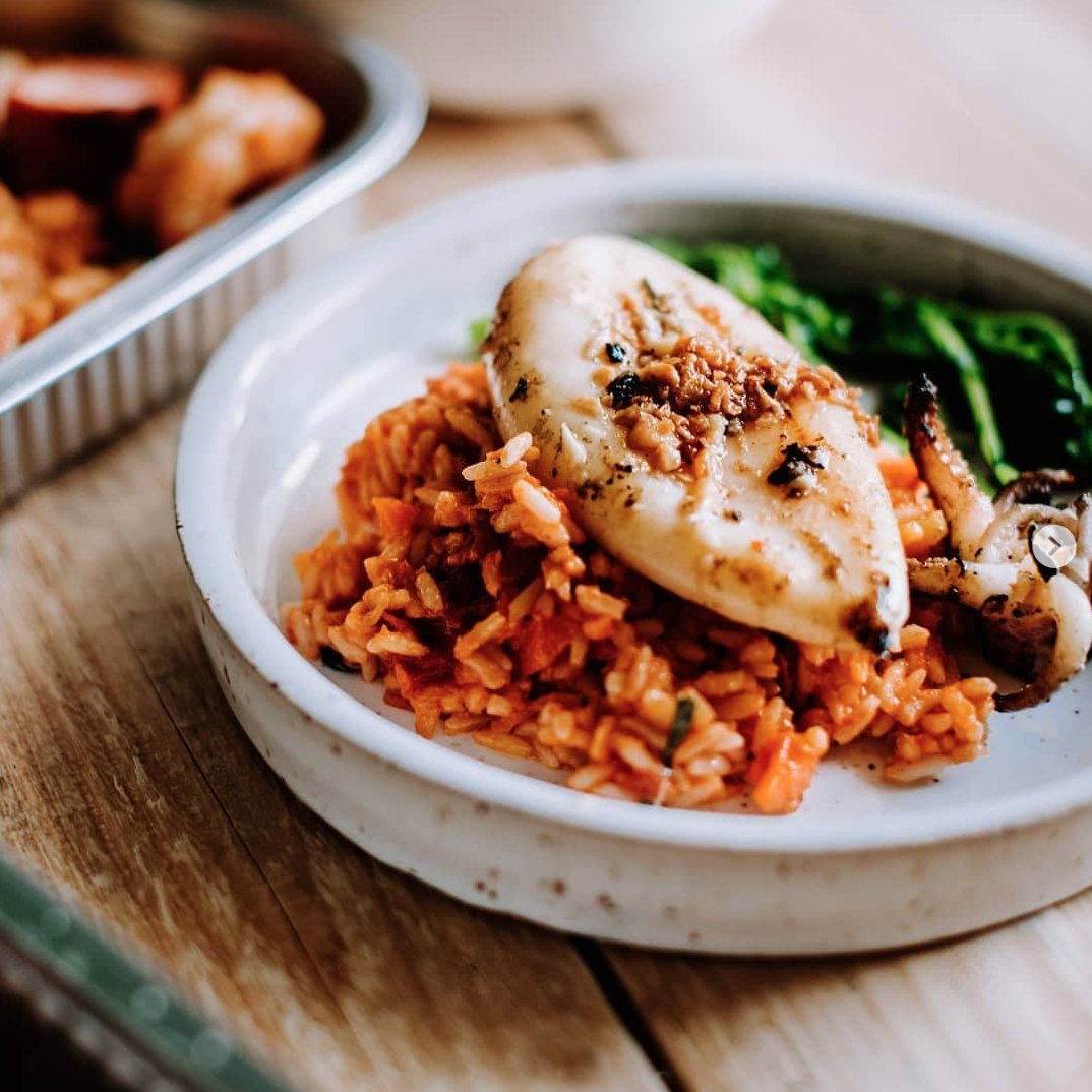 Le calmar grillé, riz tomaté et légumes verts disponible pour emporter!
Comment commander?
👉En ligne en avance ou jusqu'à 13h pour le soir-même restotapeo.com
👉Par téléphone pour un takeout entre 13h et 19h du mercredi au dimanche  514-439-9089
📸@villeraypouremporter