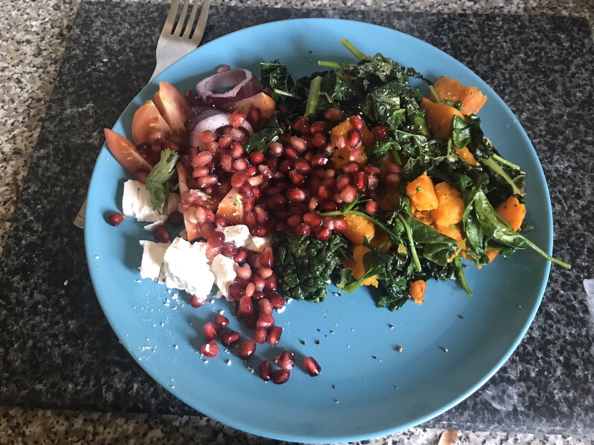 helen_a15's tweet image. Combined some cavolo Nero with spinach, butternut squash, coriander and some garlic served with pomegranate seed and feta cheese side salad. 
Yum. 
#FoodExperiments