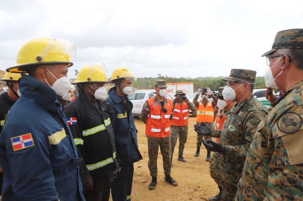 MDefensaRD's tweet photo. #ElMideDato 👇👇
Más de 300 hombres de las Fuerzas Armadas acaban de ser integrados a la jornada terminará con este incendio.
.
#MIDE
#MideInforma
3/3 https://t.co/Ku76YmCvIS