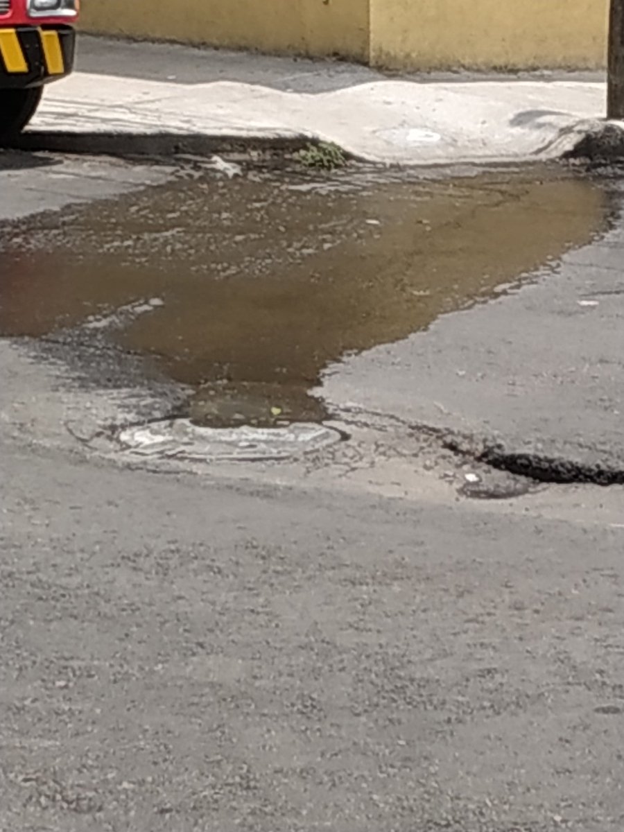 magybebe009's tweet photo. Julio Césarb Moreno buenas tardes alcarde en Colones esquina Aguascalientes se está saliendo de la coladera de enmedio de la Avenida el drenaje el cual huele muy feo y es un foco de infección para la comunidad esperando y puedan hacer algo de manera urgente de antema gracias https://t.co/po3AfML4f8