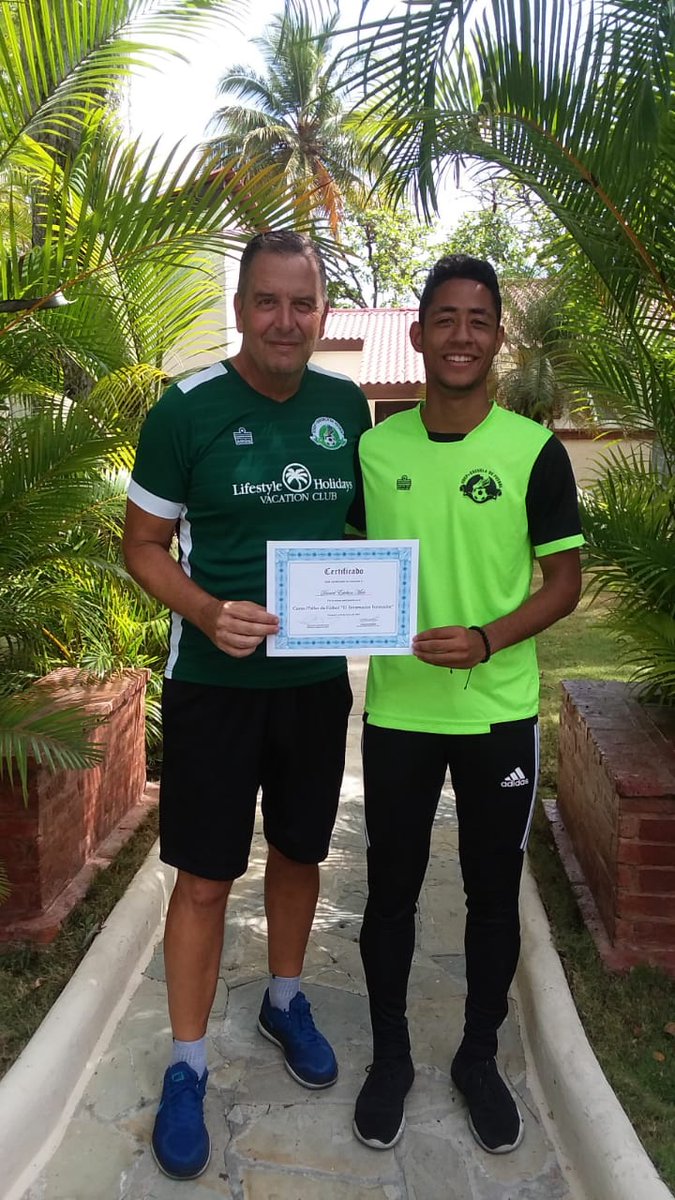 edepfutbol's tweet photo. ¡Feliz cumpleaños Daniel!
Sos un gran ser humano y excelente deportista. 
¡Te queremos!
Abrazo de gol 👍💪⚽ https://t.co/xFf58wYL2G