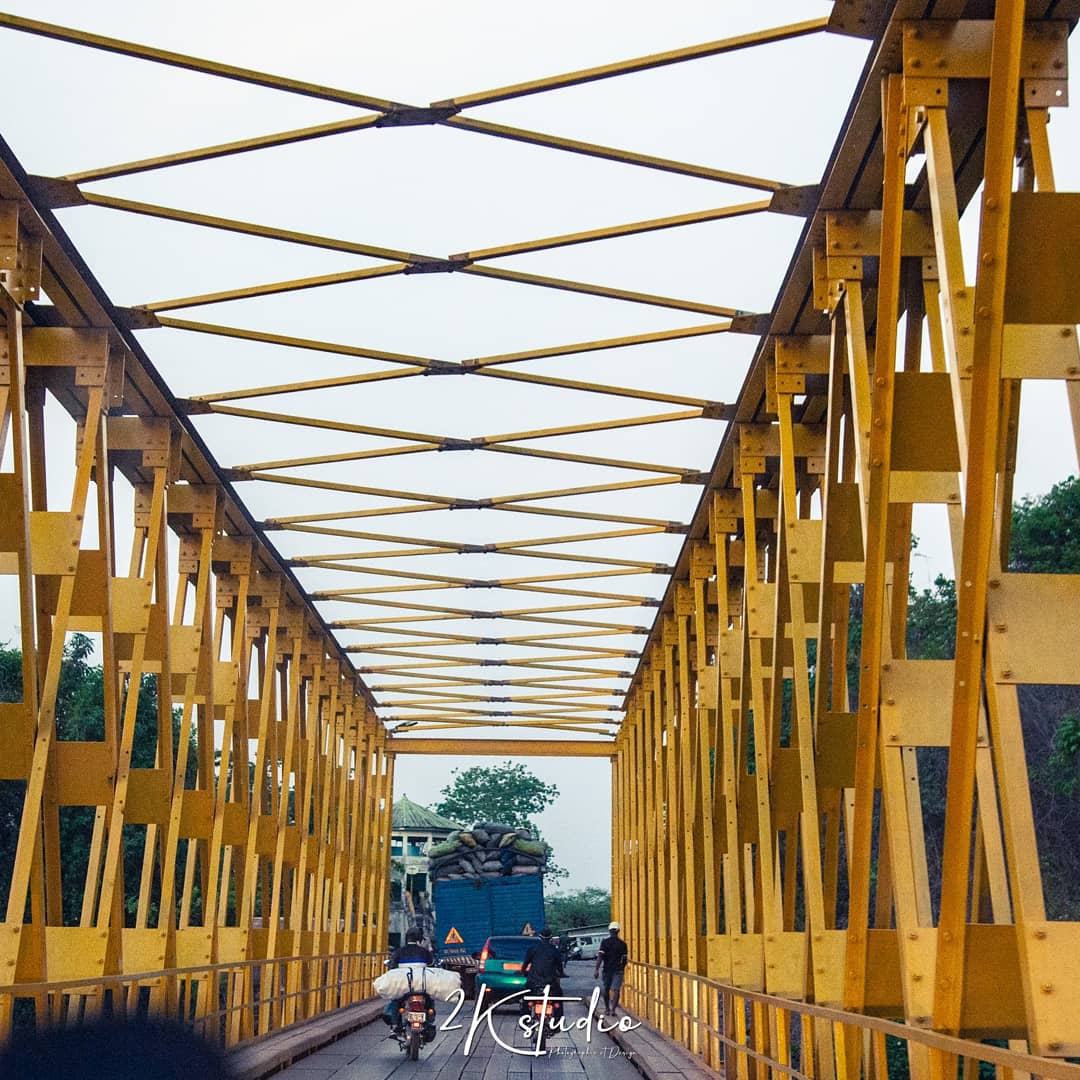 2KstudioPhoto's tweet photo. Le chemin était long mais pas pénible, malgré quelques soubresauts en route, nous atteignîmes le pont de 325m construit sur le fleuve #Fatala le 25 mai 2004.
Quelle joie de sentir une bouffée d'air aussi pure que la pureté elle-même!!!
BOFFA, c'est... À suivre
#GUINEEVILLES https://t.co/qJcwjkTWV8