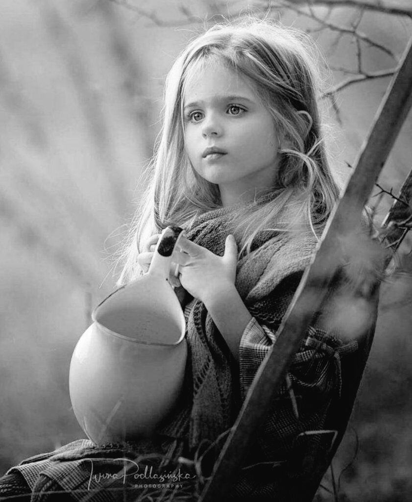 حين أكتبُ أرثي 
أرثي  عن حالي
 و غيابك الطويل
أرثي حال الأيام 
ذي طغى على
 أغلب كتاباتي
حينها أرتق 
ندوب الفقد 
إذا ما صار مثقوب 
وأكتبُ عن 
الرحلات الخفاف 
حين تثقلنا الدروب💔