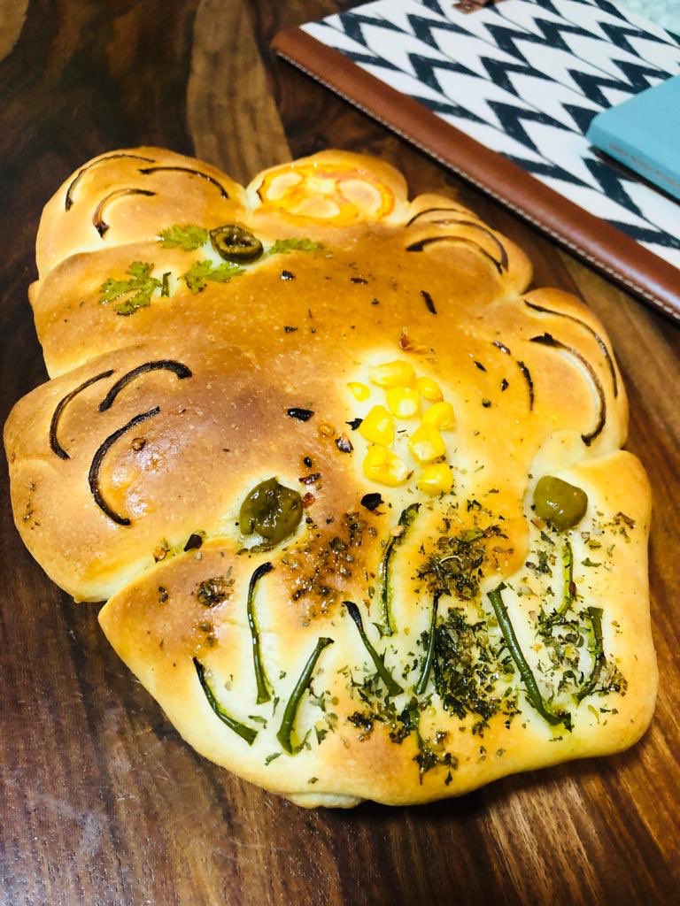 Upasana_M's tweet photo. Bread making has brought me immense joy, taught me ample patience and here made me have some fun with veggies and herbs too! #BakingExperiments https://t.co/WFgLzD392E