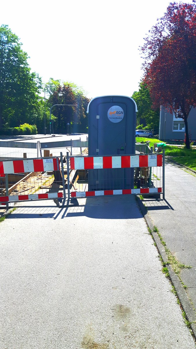 derWausV's tweet photo. Das ist doch Sch.....! Ohne Ankündigung oder Vorwarnung. Auf dem #Gehweg fahren für uns verboten. Auf die Strasse ausweichen - Bordstein zu hoch. #Fahrrad #runtervomradweg @duisburg https://t.co/93jfb8Jm1o