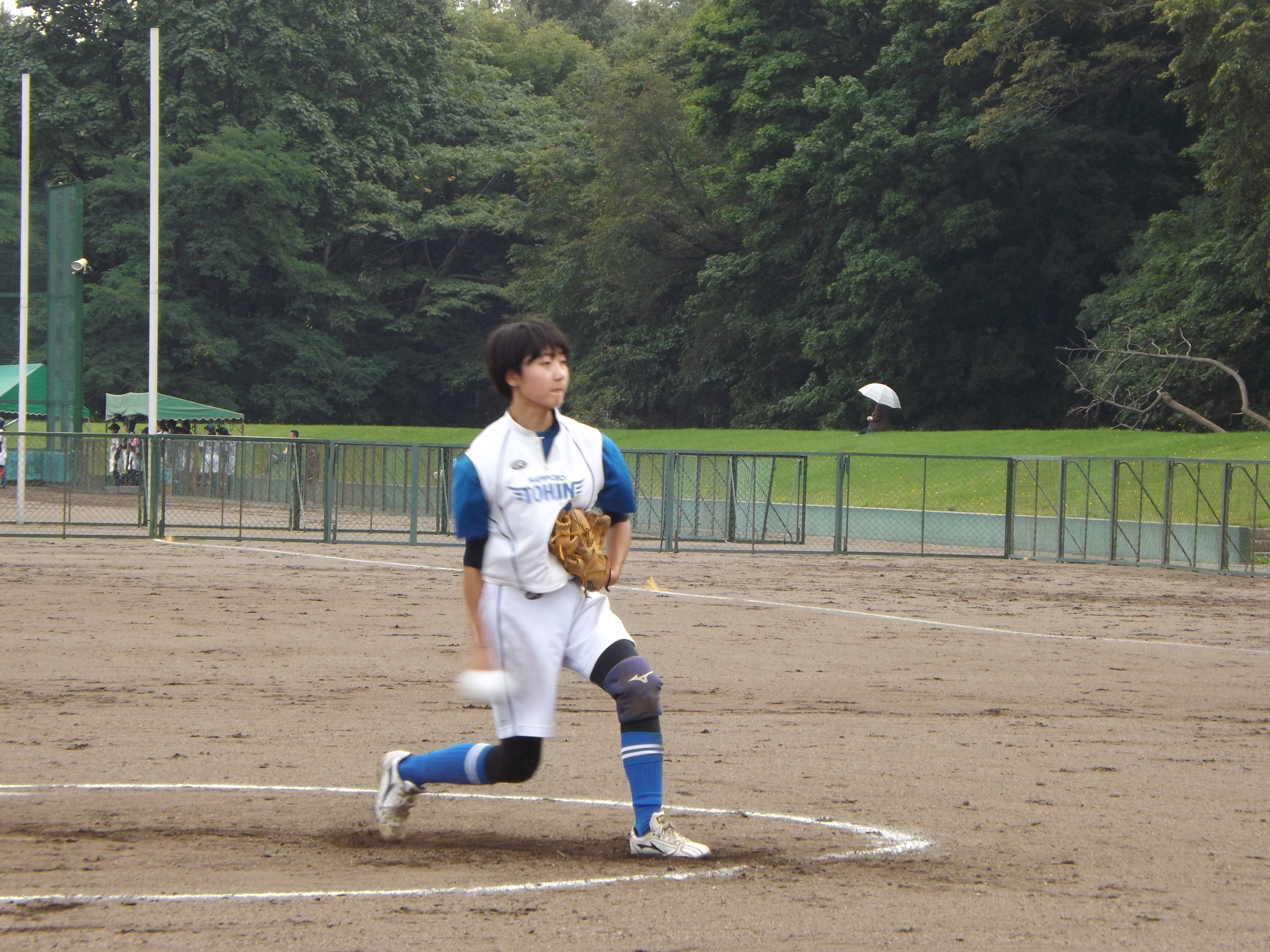 追球少女 稲雲ソフトボール部 ｑ ピッチャーは難しいですか ａ 難しいです ソフトボールはウインドミル投法 という腕を一回転させる特殊な投げ方になりますので習得するには時間がかかります しかし 初心者でも基本から一つずつ練習していくと １年
