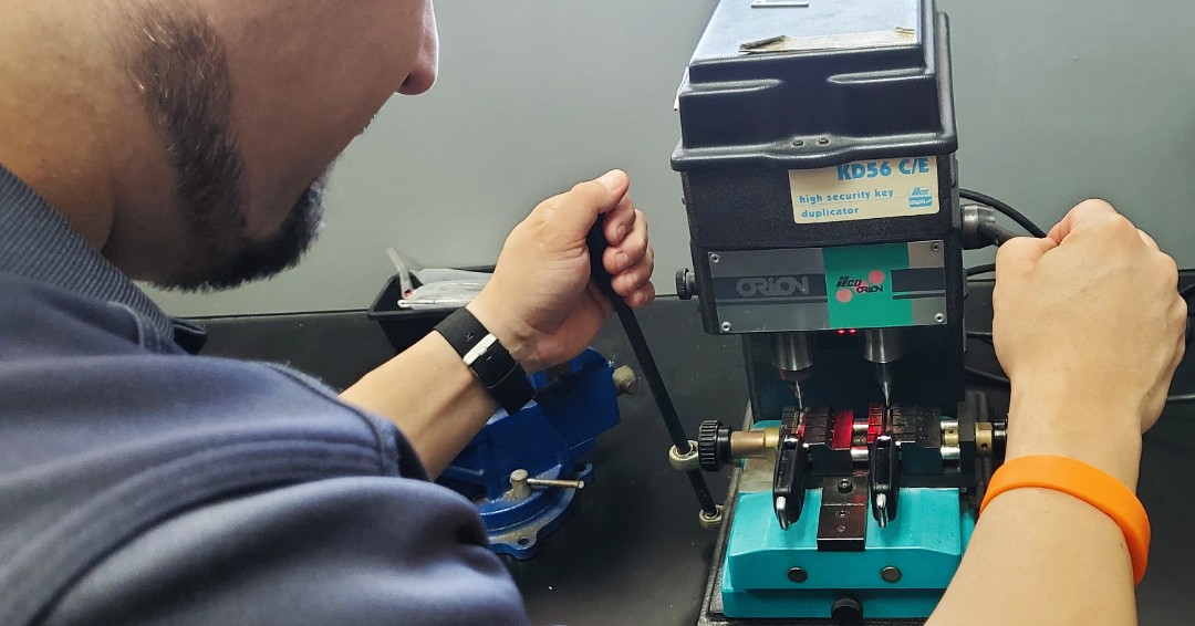 GuardianLock's tweet image. Does your #car have a new "#ChipKey", aka a high #security #key blade? No problem for the #auto #locksmith #Houston trusts most; #GuardianSafeAndLock. Our technicians are skilled with copying most car #keys and creating many from scratch! Call today: 832-534-8687

#GSL #Tomball