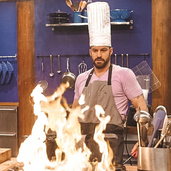 johnnybananas's tweet photo. If you can't make them see the light, make them feel the heat 🔥👨‍🍳🍌🔥
•
Catch me on Worst Cooks Celebrity Edition premiering this Sunday 9/8c on @FoodNetwork 🍔 #ChefBananas #cheflife #bananasdoingNEWthings https://t.co/c8SkAgfaHa