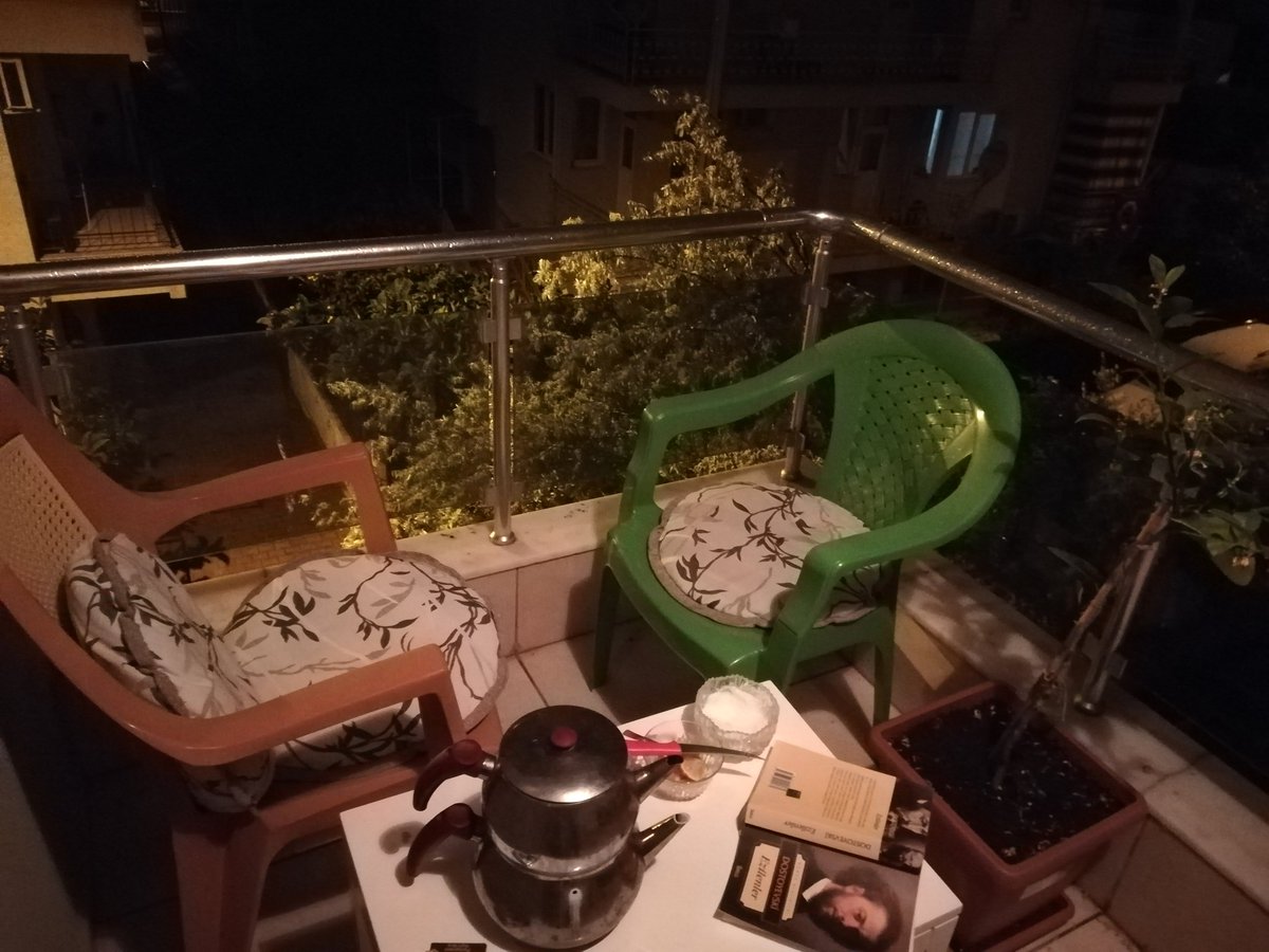 Hafif yağmur çiseliyor.. bahçeden iğde ağacı kokusu geliyo.. çayım ve kitabım hazır.. balkonlu günlerde benim köşem ve minik limon ağacım..