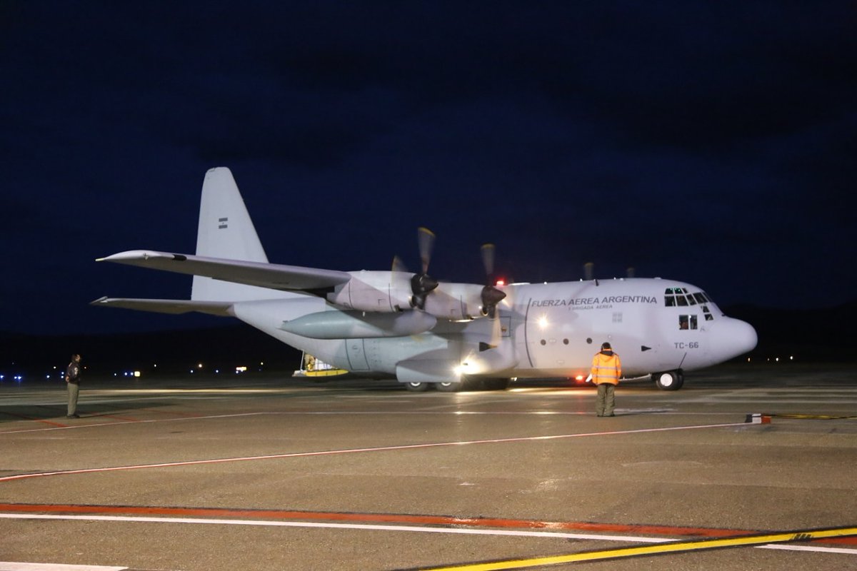 Hoy llegó a Tierra del Fuego un Hércules con seis respiradores, insumos médicos y elementos de protección personal en un operativo conjunto entre los ministerios de Salud y de Defensa de la Nación.
@msalnacion
@MindefArg