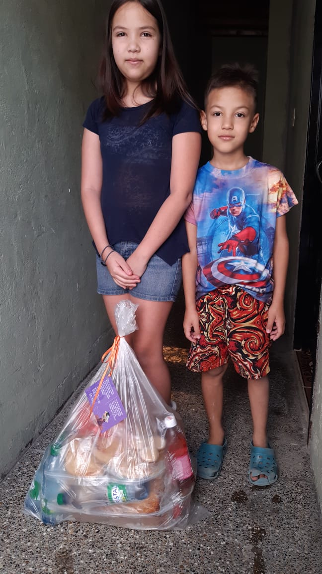 ¡Hoy, más familias de la Fundación Santiago Corazón recibieron nuestras donaciones de alimentos! Nos llena el alma poder ayudar a estos niños y sus hogares. <a href="/GodColombiano/">DIOS</a> @RCNDigital  @Uschimusic