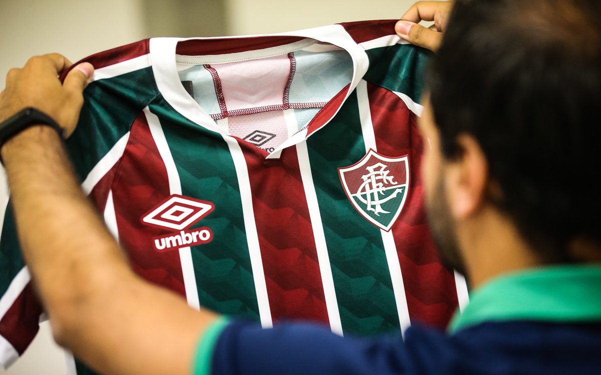 Histórico! Fluminense inova ao lançar camisas da @umbrobrasil em live com <a href="/xamaoficial/">XAMÃ ❌</a> na #FluTV e bate recordes >> bit.ly/2WeiIbw

📸: Lucas Merçon/FFC