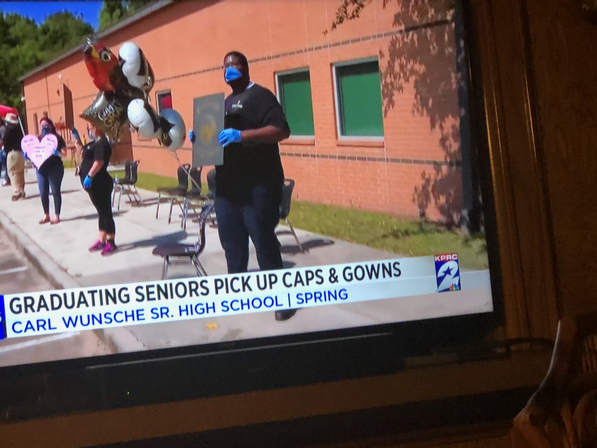 Bear_Carpenter's tweet photo. Enjoyed seeing the smiling, happy seniors and became a local celebrity among family and friends @cwhs_springisd @SpringISD #wunscheway https://t.co/2UArNRuGBV