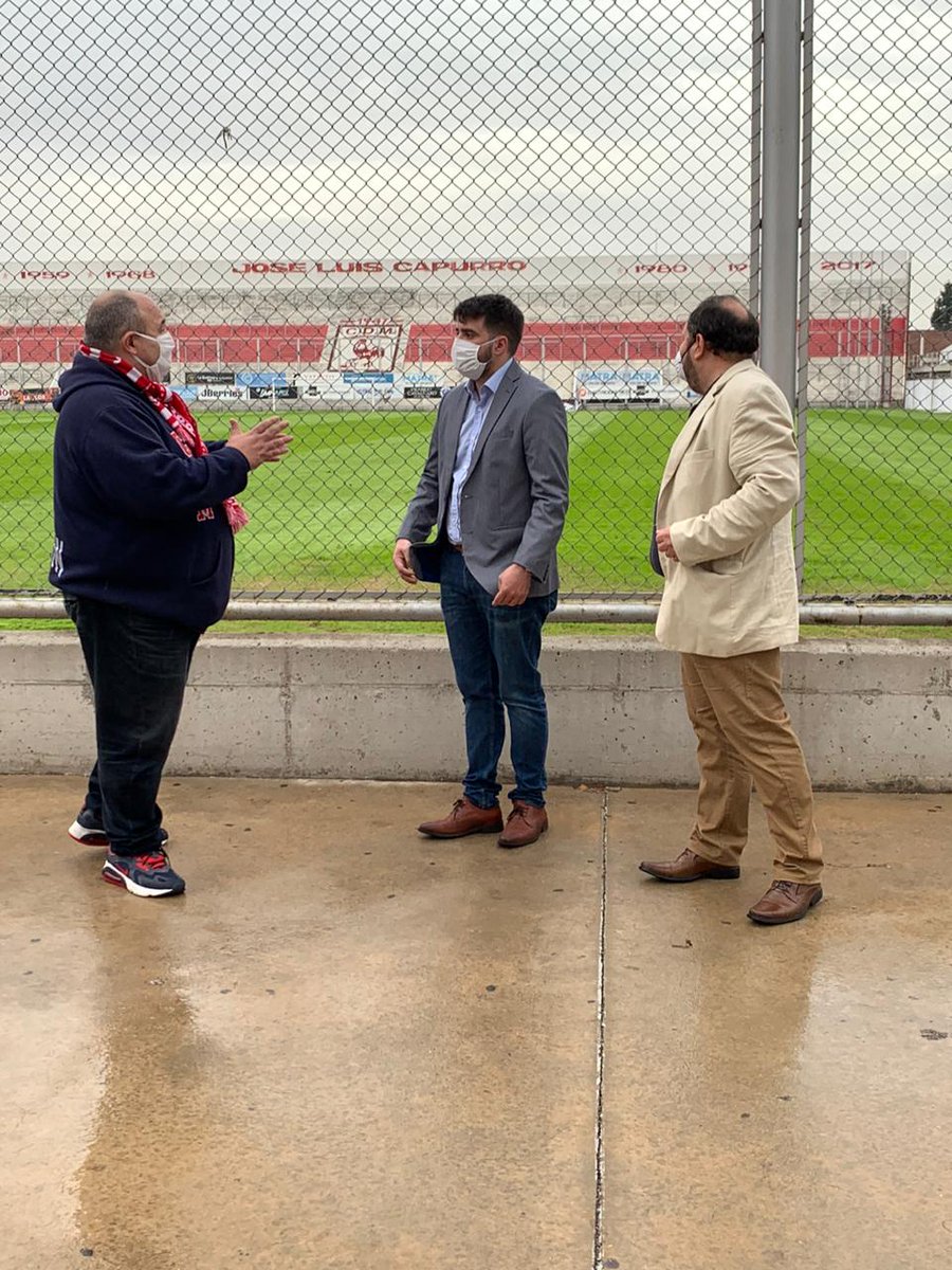 kevinlioiok's tweet photo. Hoy recorrimos el @depmoronoficial luego de 2 días de reapertura.
Llevamos barbijos para que el socio que se acerca a pagar la cuota esté resguardado, como así los trabajadores del club.
Gracias @CapurroGaston por recibirnos y dejarnos colaborar.
Entre todos, salimos de esta. https://t.co/bRSWI0N5xs