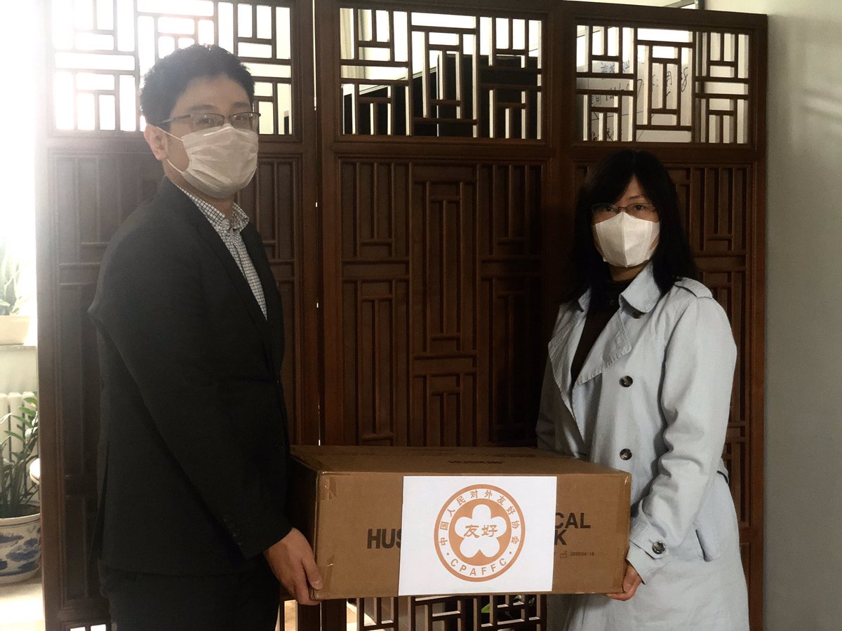 CCFSO1's tweet photo. Many thanks  to #CPAFFC for donating 1,000 surgical masks to #FCCFA to help combat #COVID19. We’ll donate these precious  #PPE to the Entrepôt Central du Centre Intégré de Santé et des Services Sociaux de l’Outaouais （#CISSSO), QC. 🇨🇦🇨🇳❤️🤝 #CCFSO1 #WereAllInThisTogether https://t.co/6bNbw0HjsM