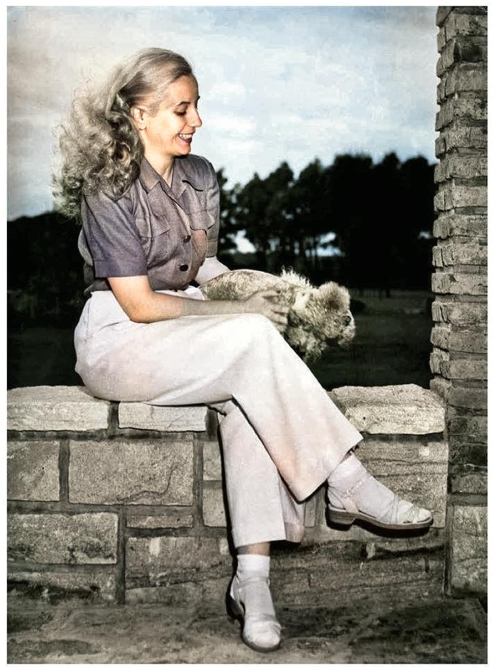 InventaoErra's tweet photo. Hace 101 años nació quien se convertiría en una líder política que luchó por los más desfavorecidos.
"Aquí no existe la caridad, la salud de nuestro pueblo es justicia social” 
#Evita https://t.co/2gTIHQTjTz