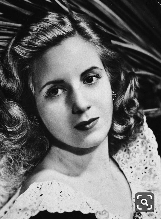 InventaoErra's tweet photo. Hace 101 años nació quien se convertiría en una líder política que luchó por los más desfavorecidos.
"Aquí no existe la caridad, la salud de nuestro pueblo es justicia social” 
#Evita https://t.co/2gTIHQTjTz