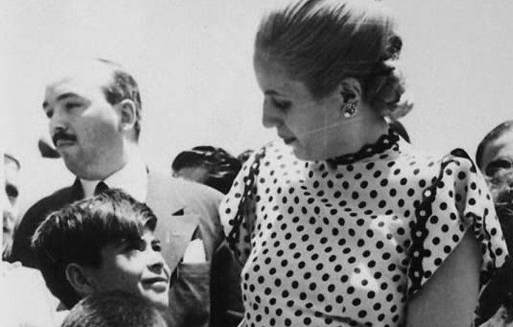 InventaoErra's tweet photo. Hace 101 años nació quien se convertiría en una líder política que luchó por los más desfavorecidos.
"Aquí no existe la caridad, la salud de nuestro pueblo es justicia social” 
#Evita https://t.co/2gTIHQTjTz