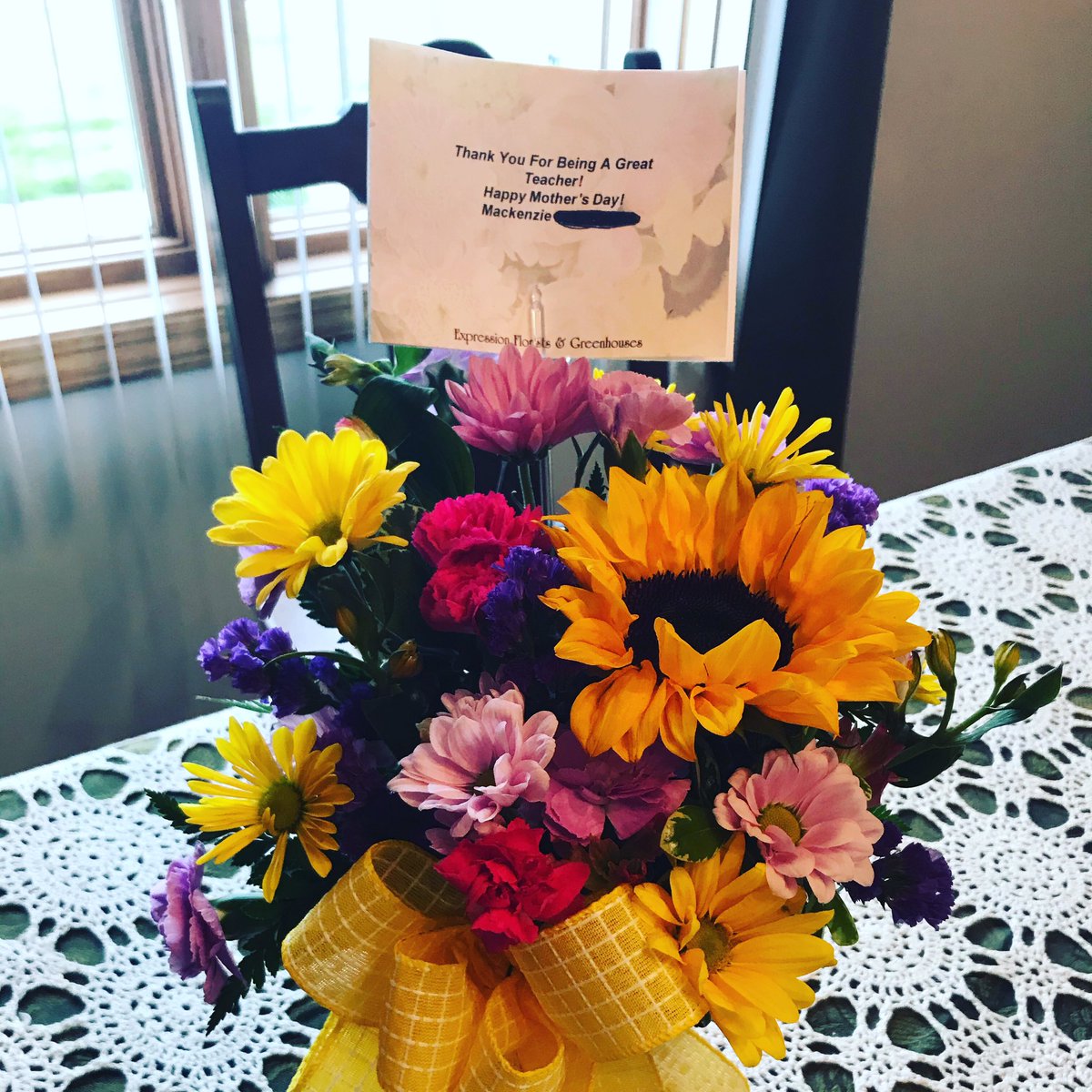 cdkramer5's tweet image. A wonderful surprise delivered today! The flowers are BEAUTIFUL, Mackenzie! You are such a thoughtful, caring student! I miss you and all the students so much, but we are ROCKING this Blended Learning time together. Sending you a virtual hug! ❤️Mrs. K. @ndeschargers #1DCCS