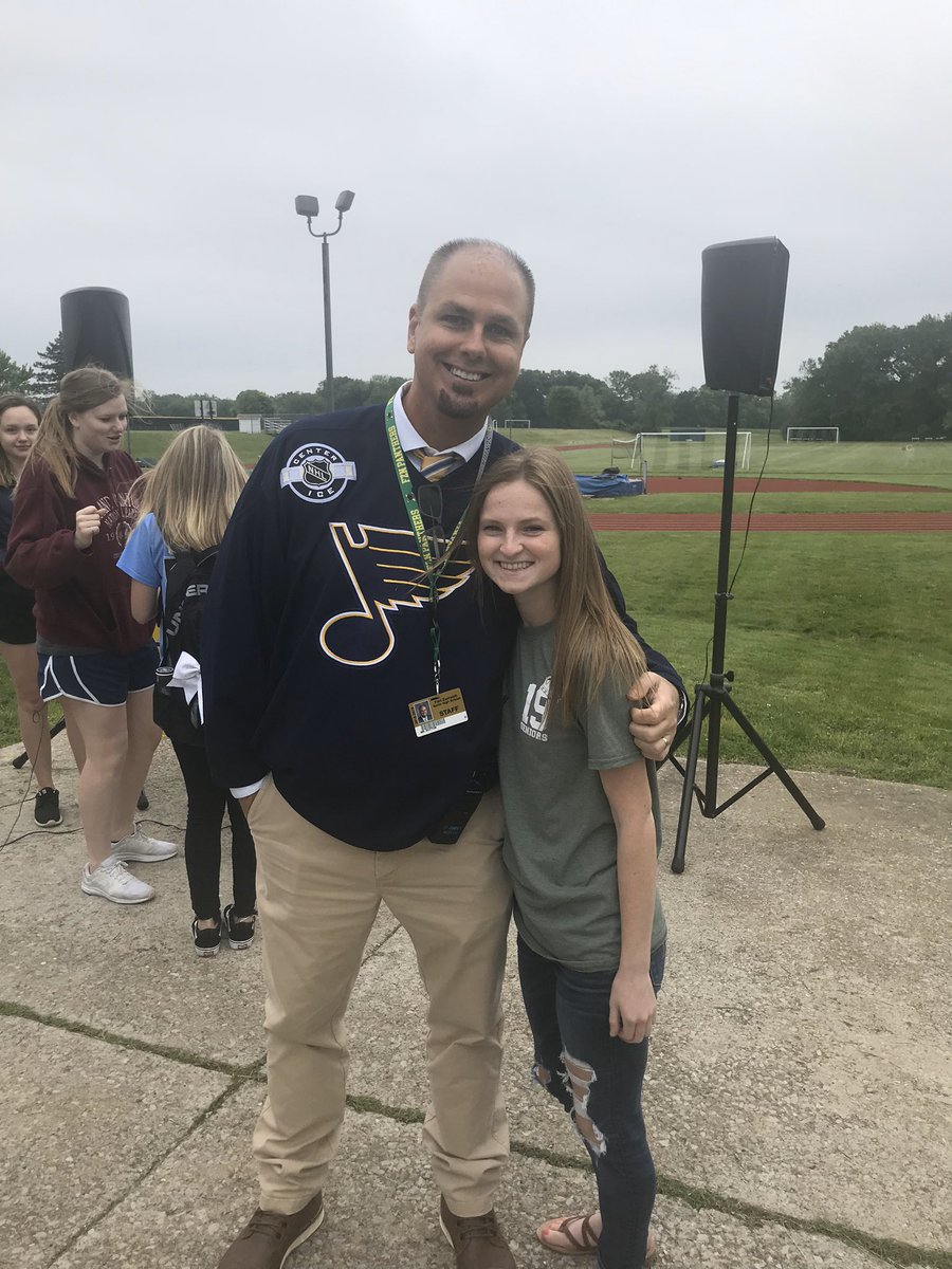 emjudy3's tweet photo. For real though Mr.Sutton is the best principal ever! I would go back in a heart beat because he is so dedicated to his job! I miss seeing you everyday! Always smiling &amp; making others happy! Thank you for all that you do for north! We appreciate and love you💚💛 @FZNPrincipal https://t.co/MTtmuyqKYp