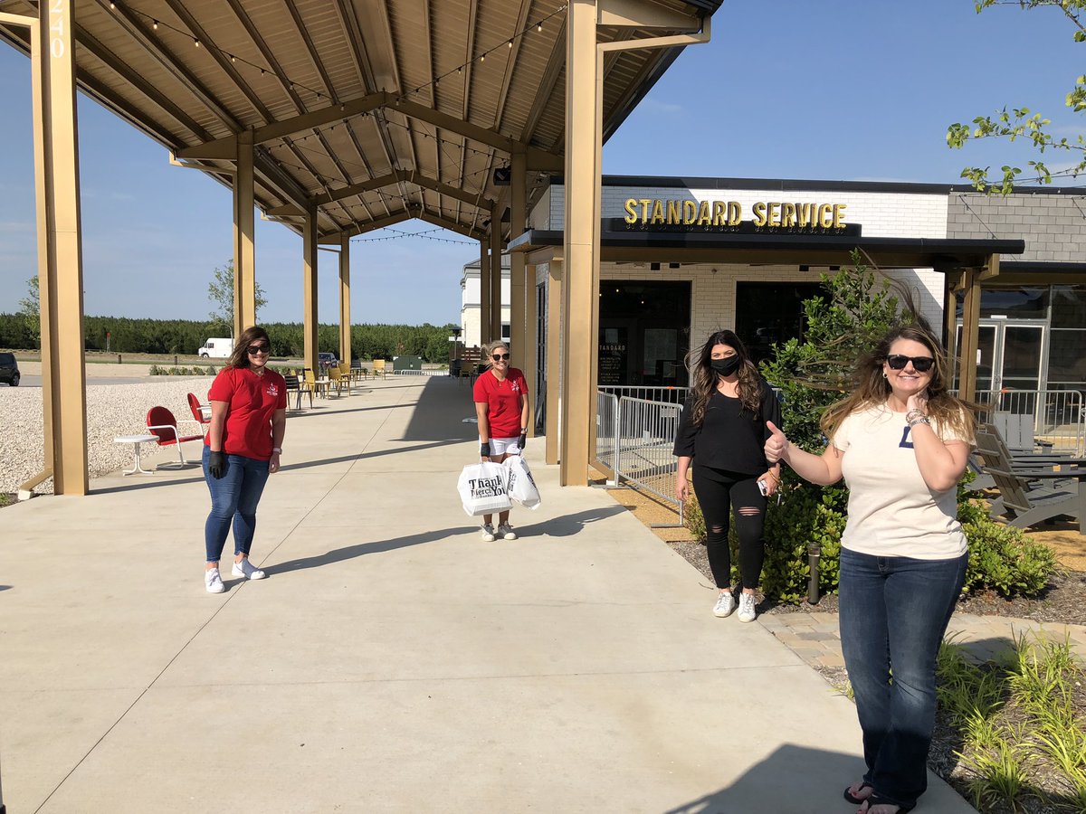 msjenjohnson's tweet photo. Grateful for the continued support of our amazing PTO who always goes and above and beyond for their teachers! Thank you for the generous and delicious meal! @AmyParksElem #weareaphe https://t.co/GZOswiABxO