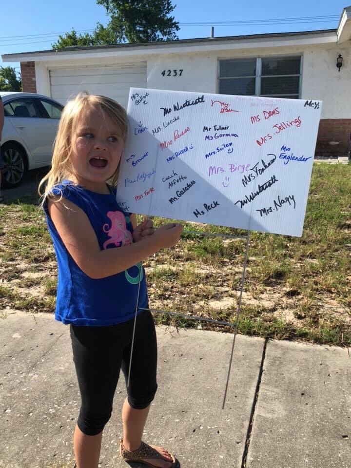 DawnScilex's tweet photo. This makes my heart happy❤️ one of our little Seastars loves her sign! @pascoschools @POEKPOE @SarahKSvendsen  @alexandralmoss @JennFernandez16 @DeniseB68808087 https://t.co/8wpG7dvC6y